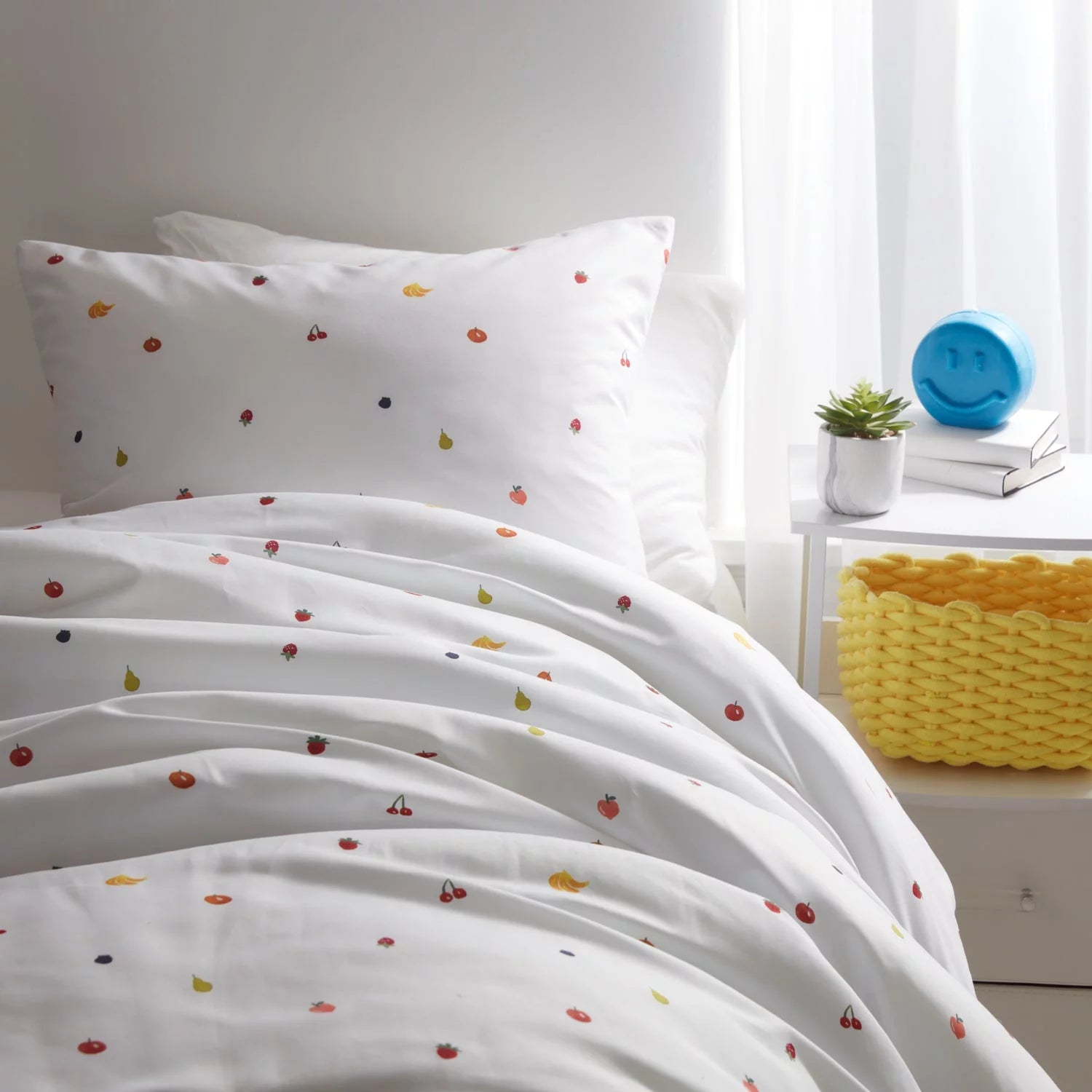 White & Rainbow Fruits Full/Queen Comforter and Sham Set C3833