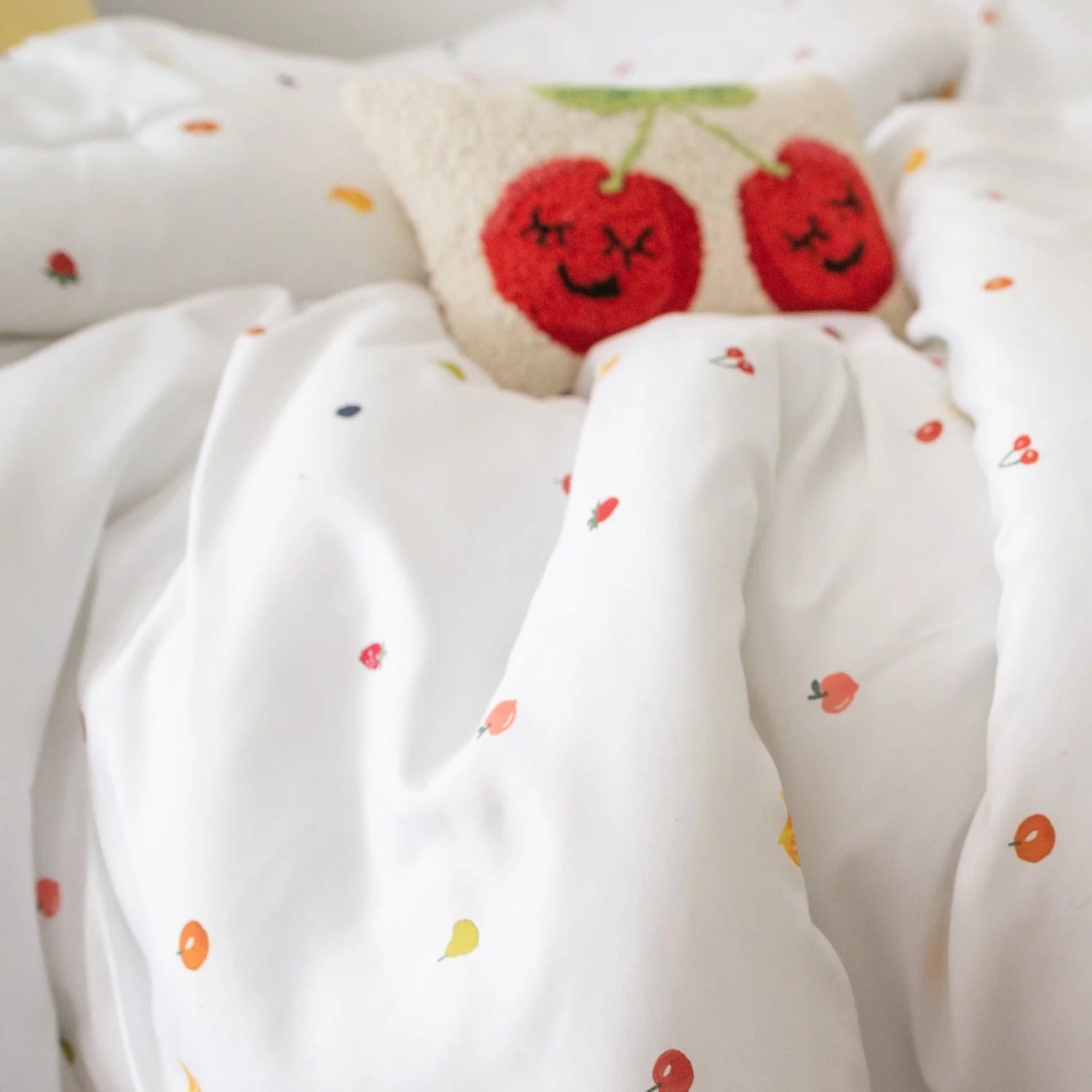 White & Rainbow Fruits Full/Queen Comforter and Sham Set C3833